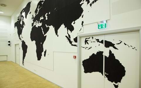 fraster, filt, opklæbning, akustik, uld filt, inspiration, design, indretning, filttavle, udsmykning, opklæbet filt, filt på væg, limet filt, vægfilt, filtfarve, dekoration